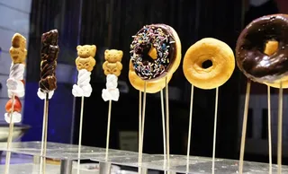 巧克力棒棒糖甜甜圈图片