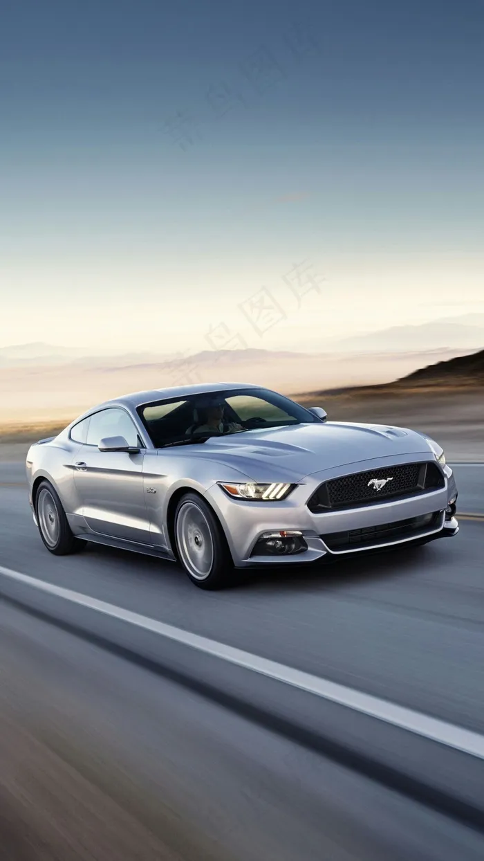 公路上疾驰的轿车高清摄影图片