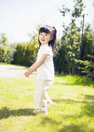 草地上的小女孩图片