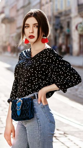 穿着花点衣服牛仔裤的外国美女高清摄影图片