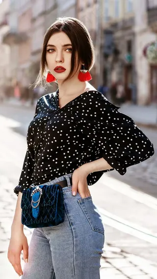 穿着花点衣服牛仔裤的外国美女高清摄影图片