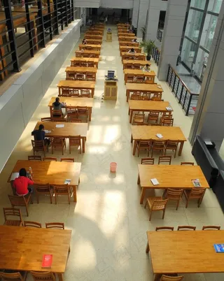 图书馆阅览室图片