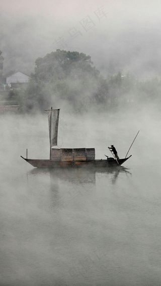 在河道上划船的人高清摄影图片