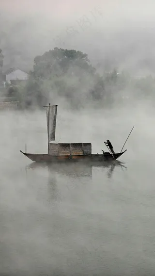 在河道上划船的人高清摄影图片