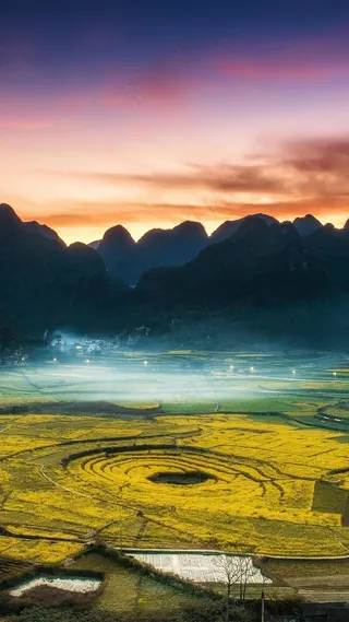 山脚下的农田风景高清摄影图片