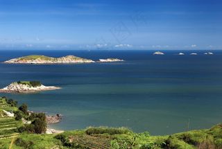 鲍鱼养殖场边上的海滩图片