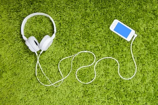 草坪上的智能手机与耳机图片
