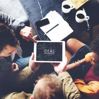 平板电脑办公的团队图片