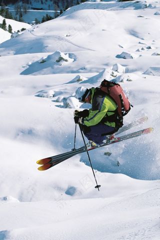 腾空飞跃的滑雪运动员高清图片