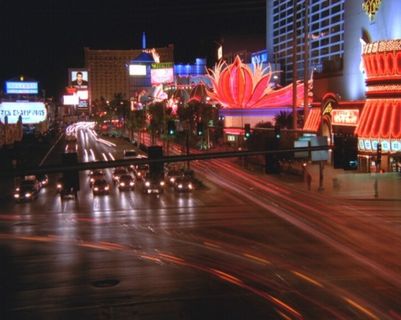 汽车在城市的夜晚疾驰素材下载