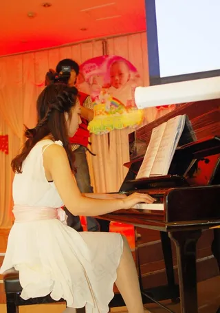 弹钢琴的美女老师图片
