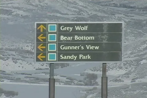 从TRAIL标志山顶股票视频缩放