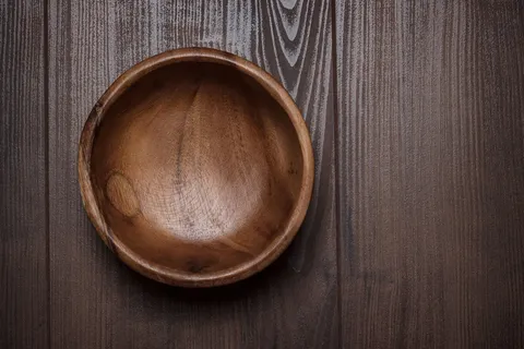 放在桌子上的木碗 放在桌子上的木碗