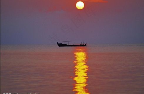 夕阳下大海图片