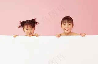 毛巾被后边的两个快乐小女孩图片