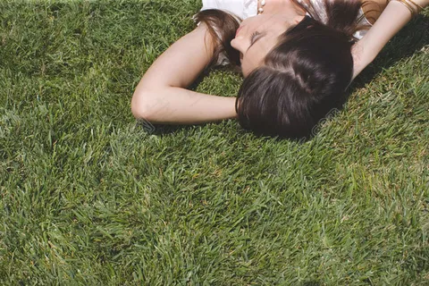 躺在草地上的美女图片
