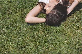 躺在草地上的美女图片