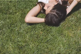 躺在草地上的美女图片