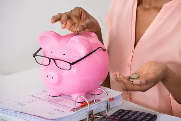 手拿储钱罐金币货币 理财保障商务金融财富增长主题