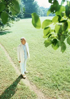 草地上的健康老人图片