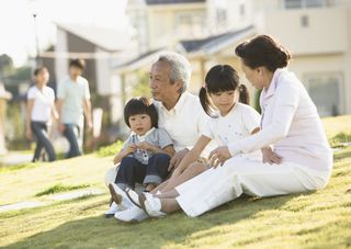 坐在草坪上的祖孙四人图片图片