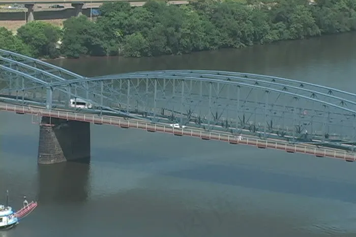 船在桥下的视频录像，匹兹堡的股票