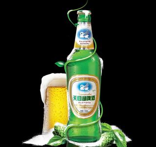 雪地啤酒杯图片