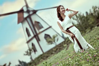 草地上奔跑的新娘图片