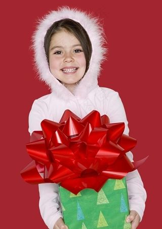 白色羽绒服抱着礼品盒的甜蜜小女孩图...