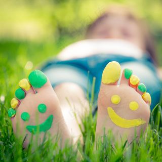 躺在草地上的脚丫图片