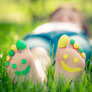 躺在草地上的脚丫图片