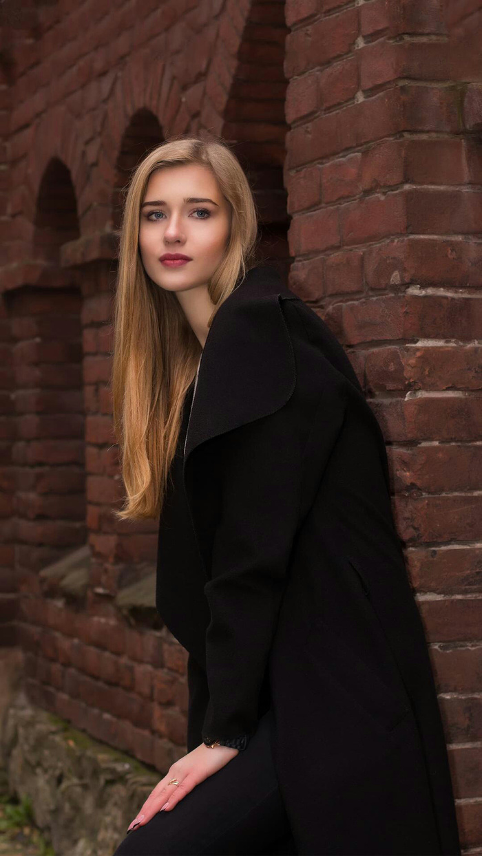 穿着长袍的长发美女高清摄影图片