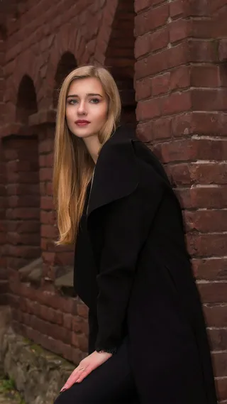 穿着长袍的长发美女高清摄影图片