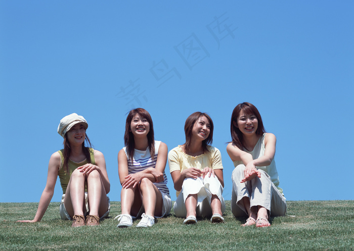 坐在草地上的女性图片