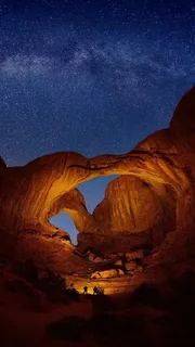 星空下荒野探险的人高清摄影图片