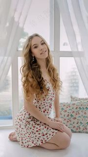 在窗边穿着花裙的外国美女高清摄影图片 在窗边穿着花裙的外国美女高清摄影图片