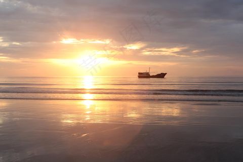 海滩日出图片