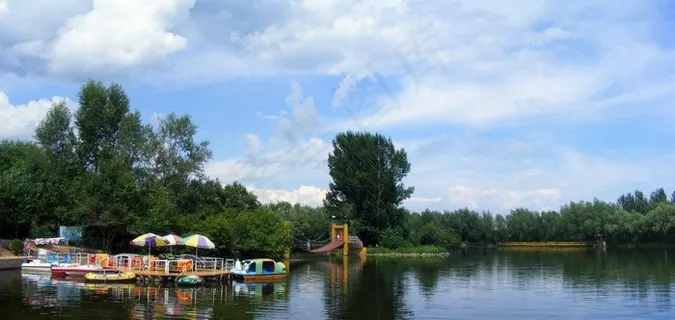 人工湖游艇摄影图片