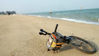 观音山海滩上的自行车图片