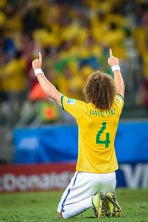 跪在草地上欢呼的球员图片