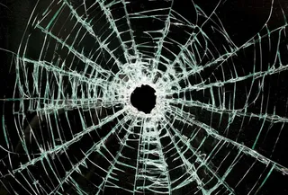 碎裂的玻璃高清图片素材