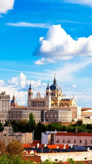 蓝天白云下的城堡高清摄影图片