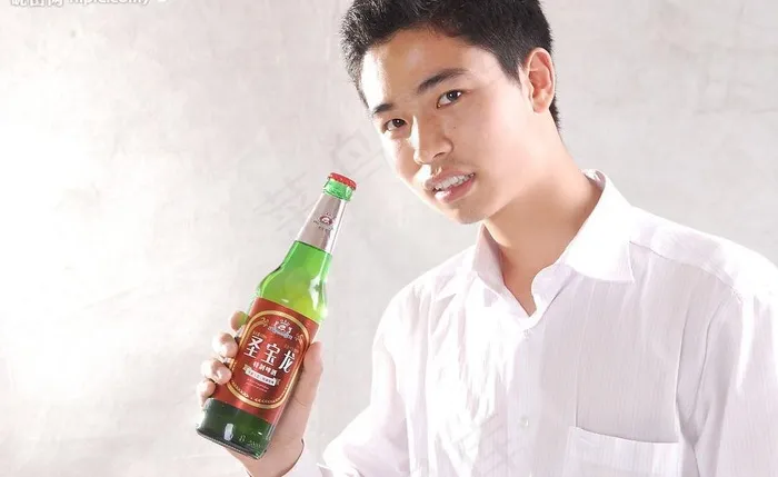 圣宝龙啤酒广告图片