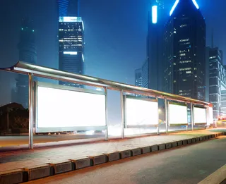 上海夜景与站台灯箱广告