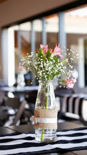 瓶子里装着的花高清摄影图片