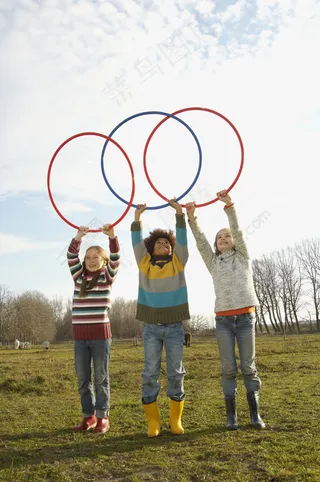 草地上玩耍的儿童图片