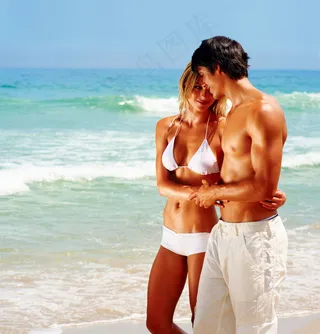 海边一对漂亮的情侣图片