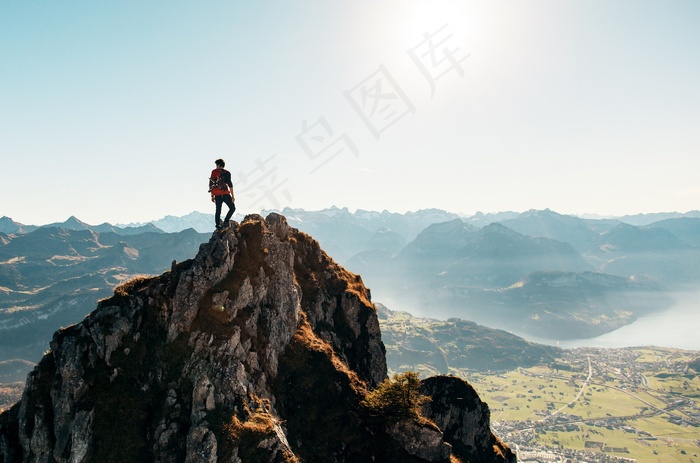 攀登山顶的人