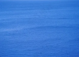 蓝天下平静的大海