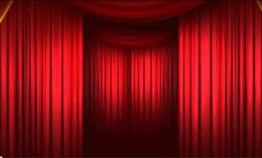 剧院舞台上的红色幕布